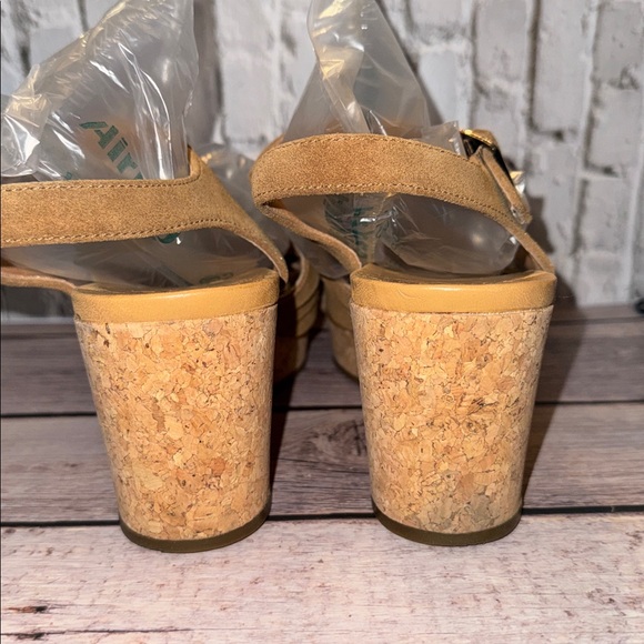 Uma Wedge - Picture 3 of 7